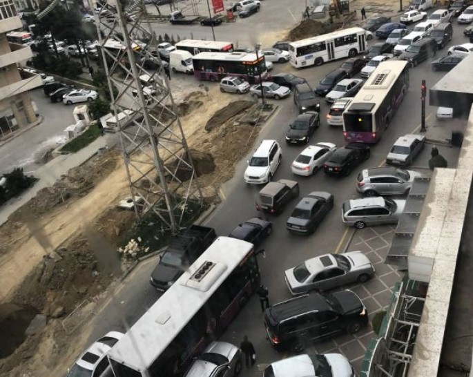Təmir aparılan yolda hərəkət mümkünsüz oldu