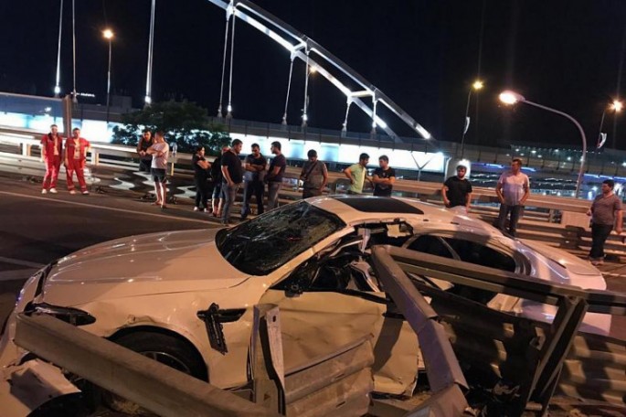 “BMW” dəmir baryerə çırpıldı: 1 ölü, 3 yaralı - VİDEO