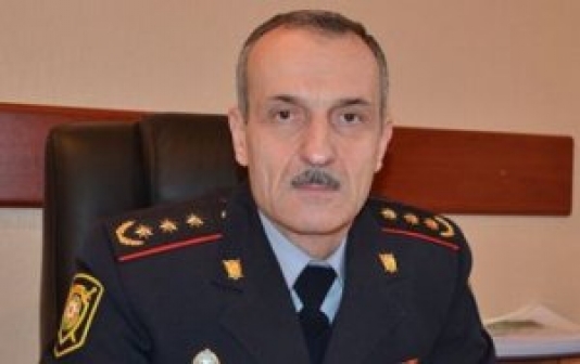 Bir sərxoş kişi iki polis əməkdaşını necə döyə bilər?