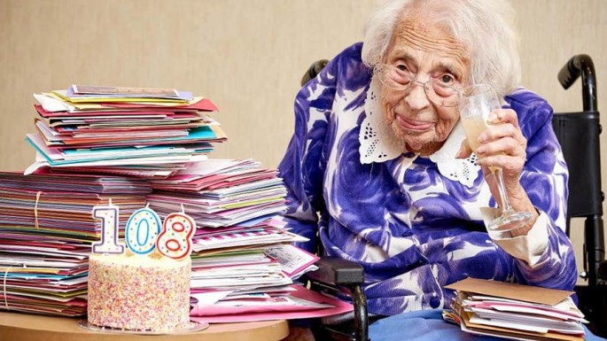 108 yaşlı qadın uzunömürlülüyünün sirrini AÇDI