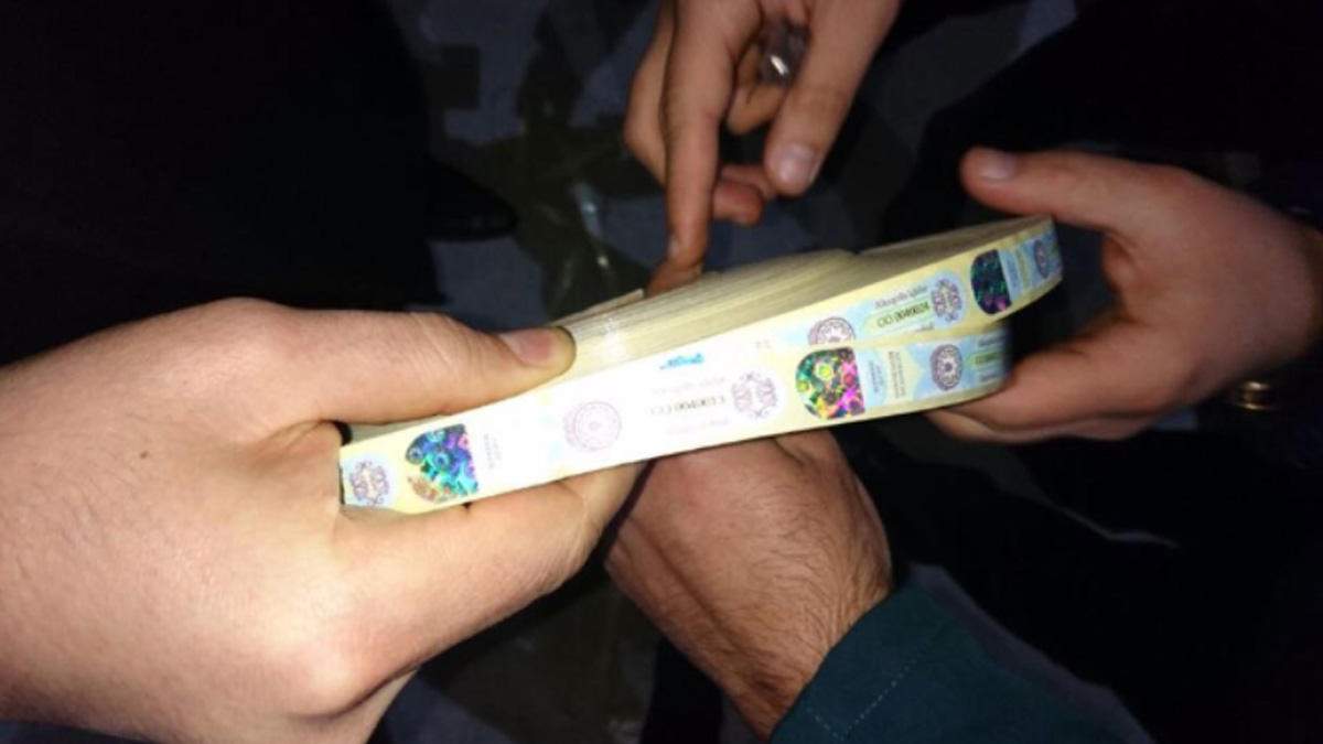 Avtobusdan 1 milyon saxta aksiz marka müsadirə edildi - FOTO