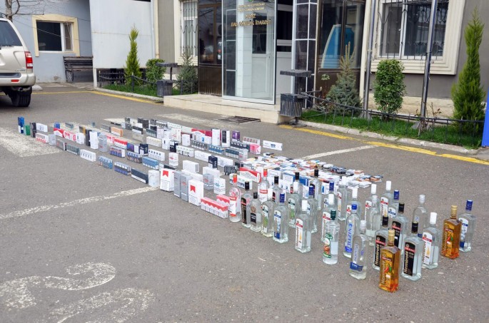 Avtomobildən aksiz markasız siqaret və araqlar aşkarlanıb