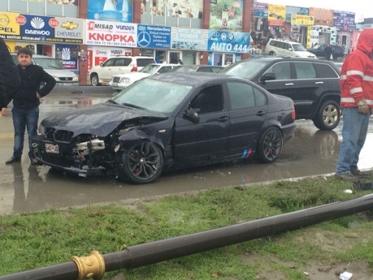 Babək prospektində "BMW" işıq dirəyini aşırtdı – FOTO