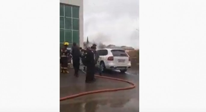 Masazırda "Porsche" yandı - VİDEO