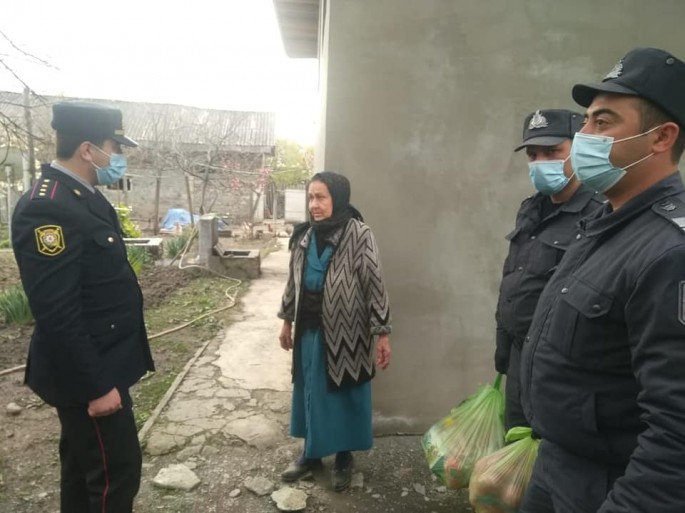 Qaxda hüquq müdafiəçiləri aztəminatlı ailələrə ərzaq yardımı edib - FOTO