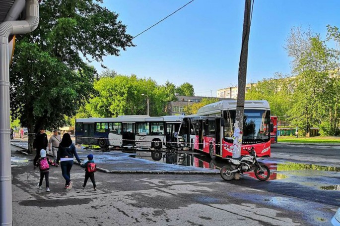 İki sərnişin avtobusu toqquşdu: 6 yaralı - VİDEO