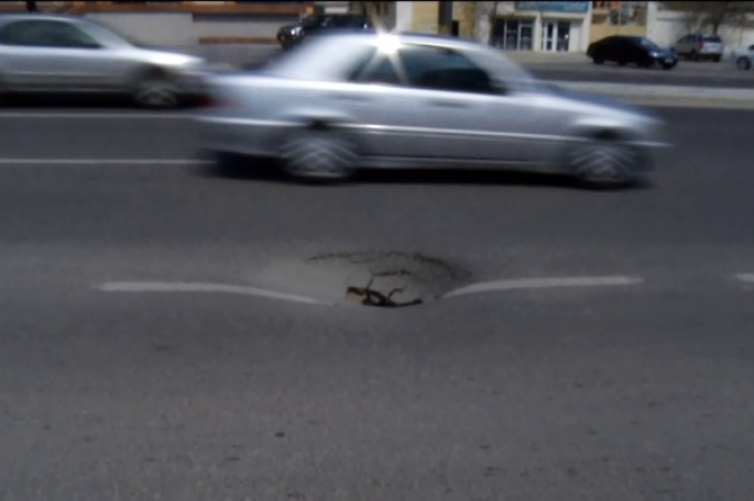 Babək prospektində yenə yol çökdü - VİDEO