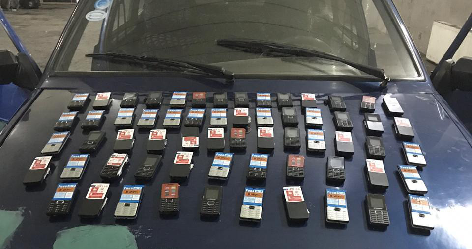 Avtomobildən qanunsuz mobil telefon aşkarlandı - VİDEO