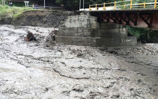 Güclü sel körpünü yararsız hala salıb – FOTO