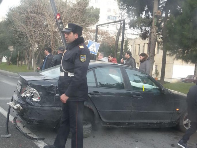 Bakıda iki avtomobil toqquşdu: işıqfor qırıldı - FOTO