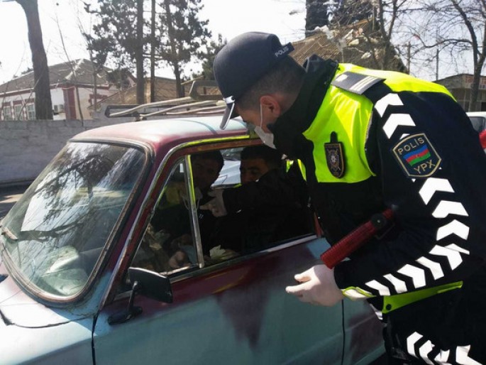 Xaçmazda yol polisi sürücülərə tibbi spirt, maska və əlcək payladı - FOTO