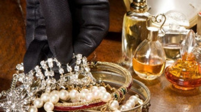 Qadının 20 000 manatlıq qızıl əşyaları soyğunçuluq yolu ilə alınıb