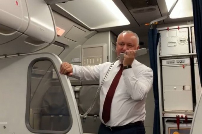 Moldova Prezidentindən sərnişin təyyarəsində qeyri-adi jest