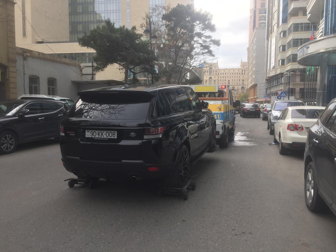 BNA bahalı avtomobilləri  cərimə meydançasına apardı - FOTO