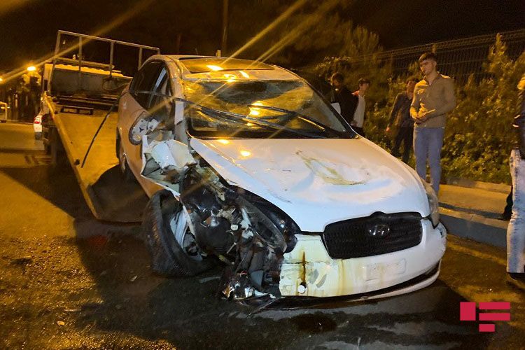 Bakıda avtomobil ağaca və işıq dirəyinə çırpılıb, xəsarət alan var - FOTO