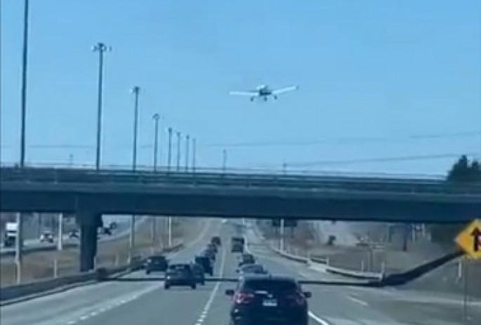 Kanadada təyyarə avtomobil yoluna təcili eniş edib - VİDEO