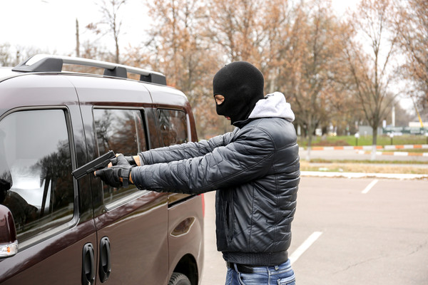 “Mitsubishi”dən düşən 3 maskalı svetoforda əcnəbi qadını qarət etdi