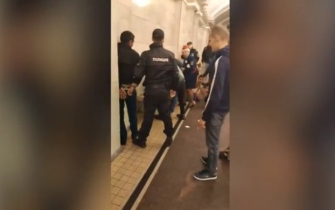 Metroda 2 lal-kardan cavab ala bilməyən dağıstanlı onları bıçaqladı - VİDEO