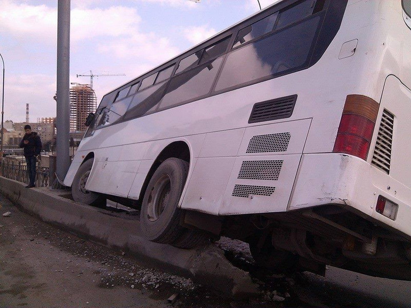 Bakıda "uçan" avtobus zəncirvari qəza törətdi; 1 ölü, 9 yaralı