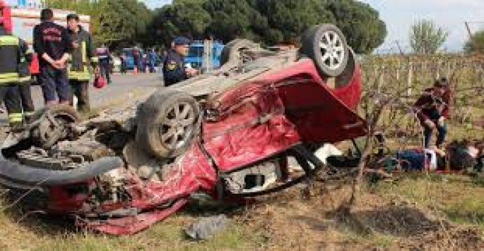 Əsgər ziyarətinə gedən ailə qəzaya düşdü: 2 ağır, 7 yaralı - VİDEO