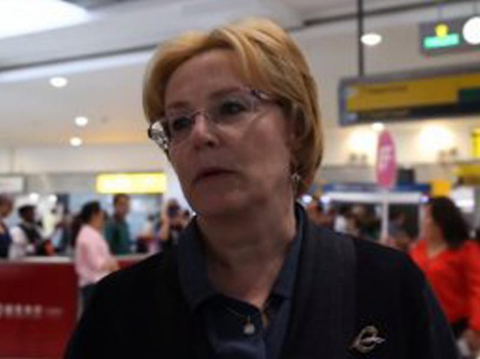 Təyyarədə sərnişini xilas edən nazirə mükafat verdilər