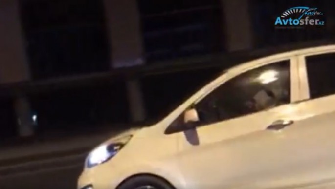 Qucağında uşaq şəhərin ortasında şütüyən sürücü - VİDEO