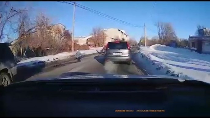 Rusiyada ana uşağı yolun ortasında təhlükəyə atdı - VİDEO