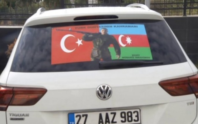 Mübariz İbrahimovun şəkli ilə sərhəddi vizasız ilk o, keçdi - VİDEO