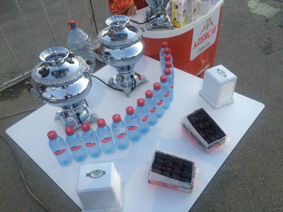 İftara gecikən sərnişinlər üçün çay süfrəsi təşkil edildi - Bakıda