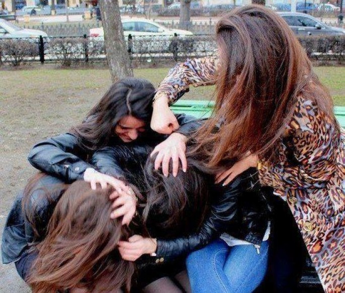 Müəllimlə əlbəyaxa olan direktor işdən çıxarıldı