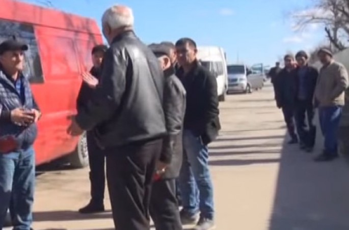 Onlarla sərnişin və yük maşını 3 gündür sərhəddə qalıb - VİDEO