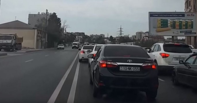 Bakıda bahalı avtomobillər qaydaları pozaraq qəza vəziyyəti yaradıb - VİDEO