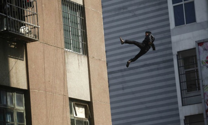 Binanın 14-cü mərtəbəsindən yıxılan kişi sağ qaldı