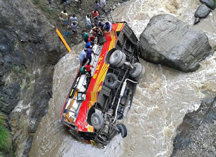Toya gedən qonaqları aparan avtobus çaya aşdı: azı 24 ölü, 5 ağır yaralı