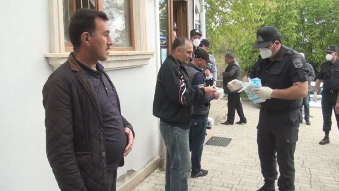 Polis Şamaxıda vətəndaşlara tibbi maska paylayıb - FOTO