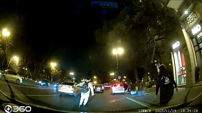 Roliklə şəhərin mərkəzində “hoqqa” verən gənclər təhlükə saçdı - VİDEO