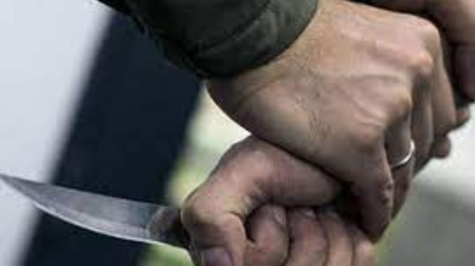 Küçədə söyüş söyən şəxs ona irad tutan kişini bıçaqladı