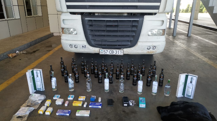 Yük maşınından dərman preparatları, spirtli içkilər və mobil telefonlar aşkarlanıb – FOTO 