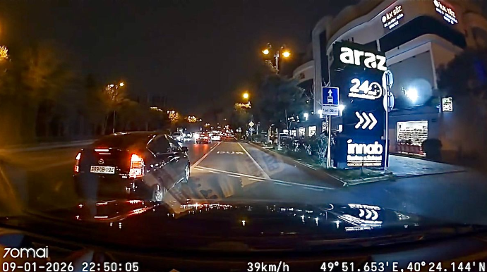 Güzgünü “unudan” “Prius” sürücüsü qəzadan son anda yayındı   - VİDEO