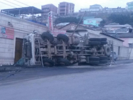 Aşan nəhəngi yoldan yığışdıran yoxdur - FOTO