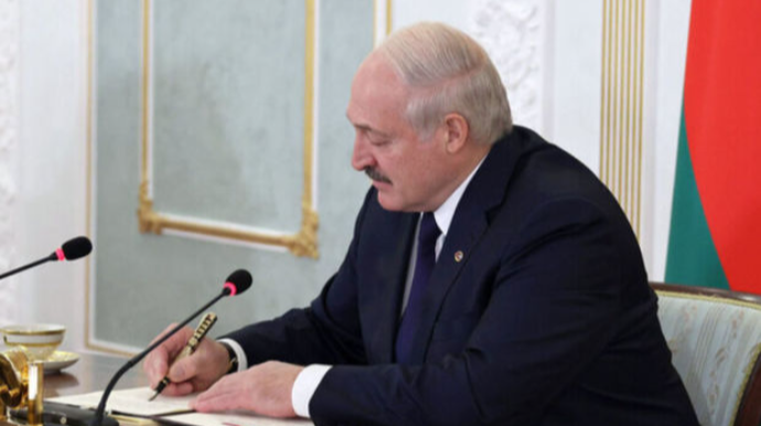 Lukaşenko Belarusda xarici mətbuatın fəaliyyətini qadağan edir