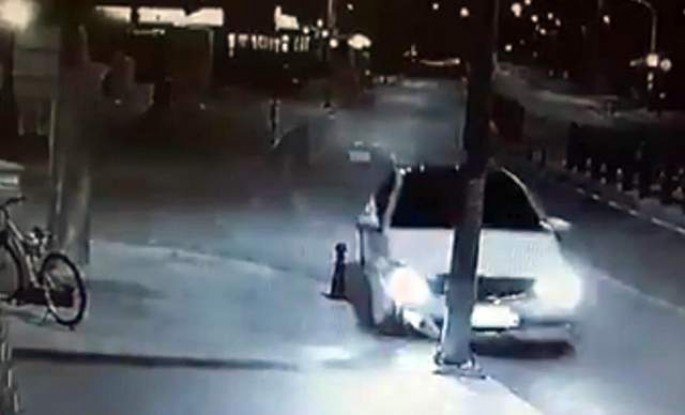 Sükan arxasında yatan sürücü “Mercedes”i işıq dirəyinə çırpdı - VİDEO