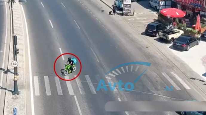 Moped sürücüsü qaydaları saymadı; ciddi təhlükə yaradırlar - VİDEO 