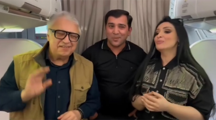 Məşhurlar təyyarədə “Şuşanın dağları”nı OXUDULAR – VİDEO