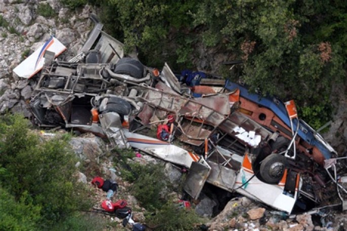 Avtobus 200 metr hündürlükdən uçuruma yuvarlanıb: 14 ölü, 21 yaralı