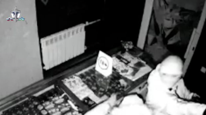 İki gənc qız qapını sındırıb  mağazanı qarət etdi – ANBAAN VİDEO 