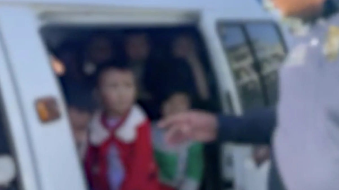 Özbəkistanda yol polisi “Damas”a 20 uşaq mindirən sürücünü cərimələdi 
