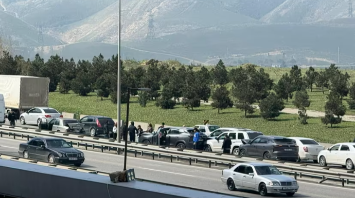 Bakıda QƏZA:  Beş avtomobil toqquşdu - VİDEO 