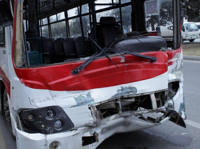 Avtobus "BMW" ilə toqquşdu: ölən var - Bakıda