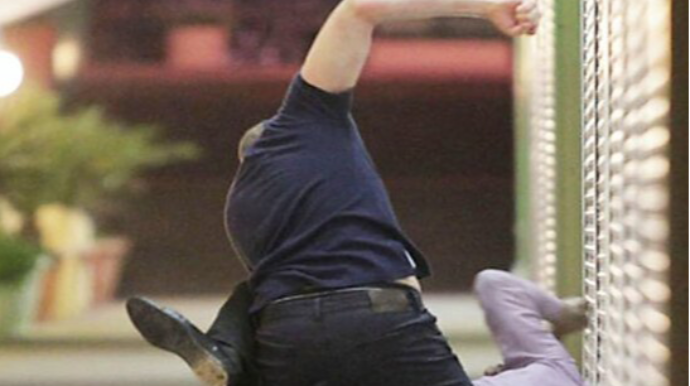 "Hyundai"ın sürücüsü oğlanı döydü - Telefon və qızılını oğurladı